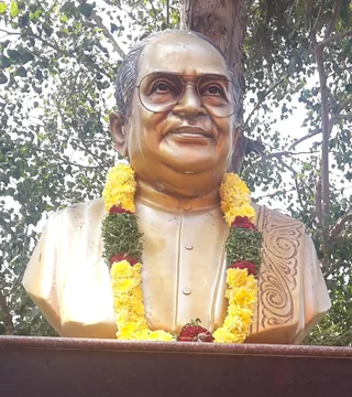 అల్లు రామలింగయ్య అర్ధ విగ్రహం, విజయవాడ