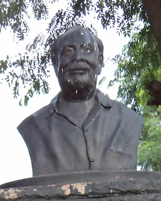 గుడిపాటి వెంకట చలం అర్ధ విగ్రహం, విజయవాడ