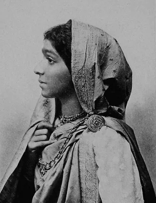 సరోజినీ నాయుడు చిత్రపటం (సుమారు 1912)